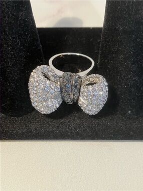 Fun ‘Diamond Ribbons’ bow ring in size 7&1/2
